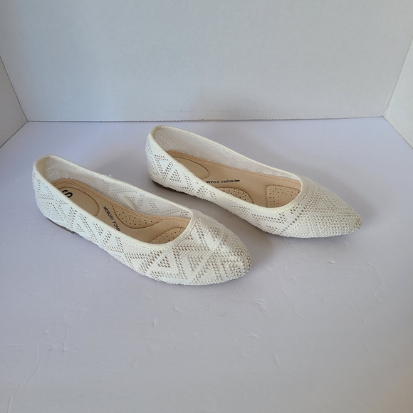 White Patterned Flats, SO-Memory Foam, NWOT, 6.5